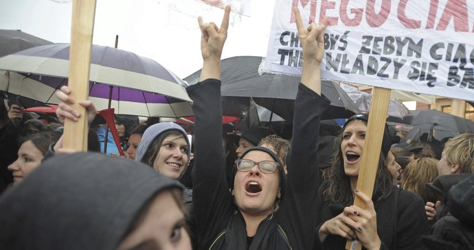 Tisíce polských žen protestovaly proti dalšímu zpřísňování potratů.