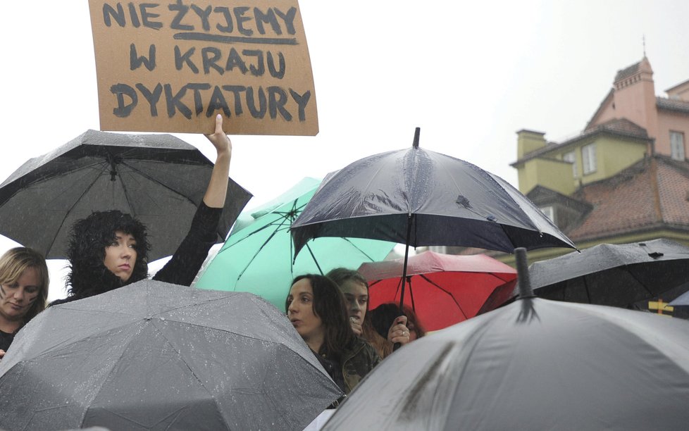 Tisíce polských žen protestovaly proti dalšímu zpřísňování potratů.