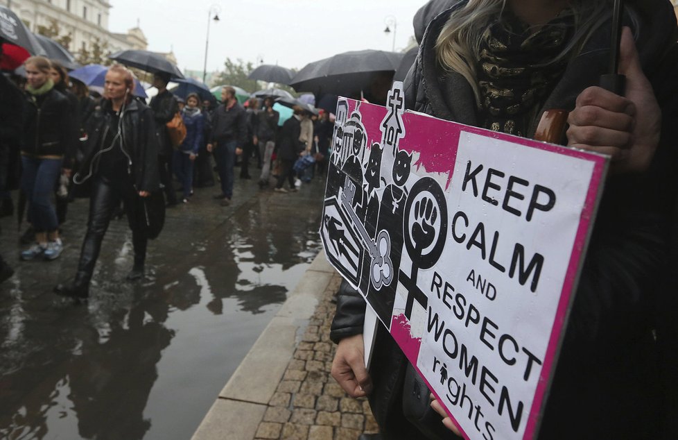 Tisíce polských žen protestovaly proti dalšímu zpřísňování potratů.