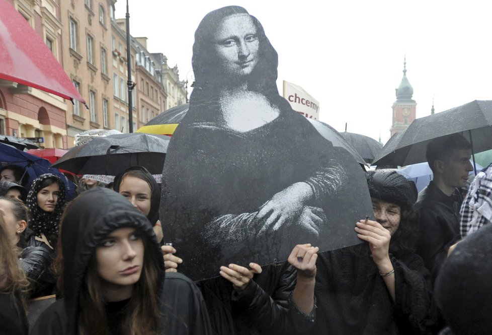 Tisíce polských žen protestovaly proti dalšímu zpřísňování potratů.