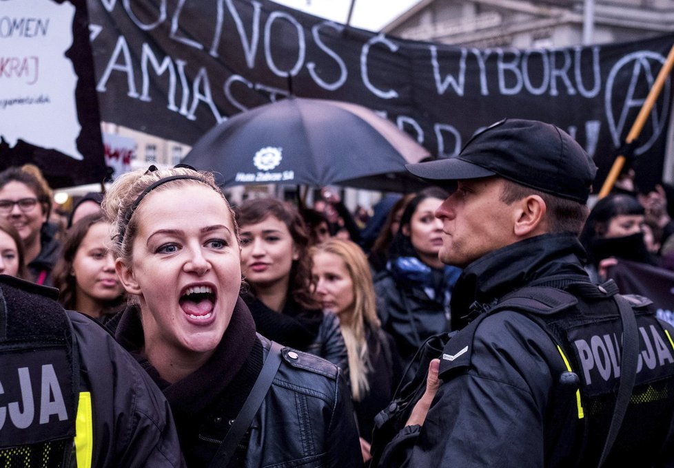 Tisíce polských žen protestovaly proti dalšímu zpřísňování potratů.