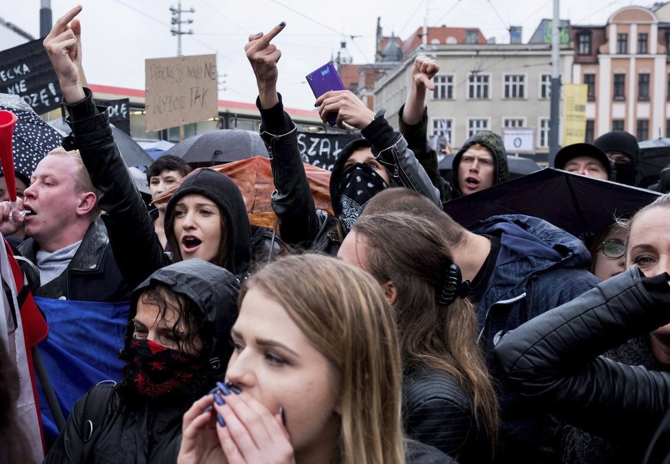 Tisíce polských žen protestovaly proti dalšímu zpřísňování potratů.