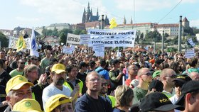 V úterý v Praze protestovalo na 40 000 nespokojených státních zaměstnanců