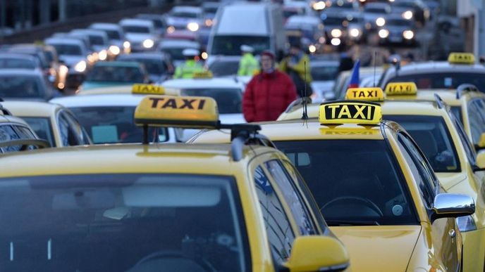 Pražští taxikáři a jejich oblíbená kratochvíle – blokování dopravy...