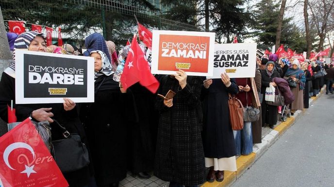 Příznivci turecké opozice nedávno protestovali před redakcí opozičního deníku Zaman, který převzal stát
