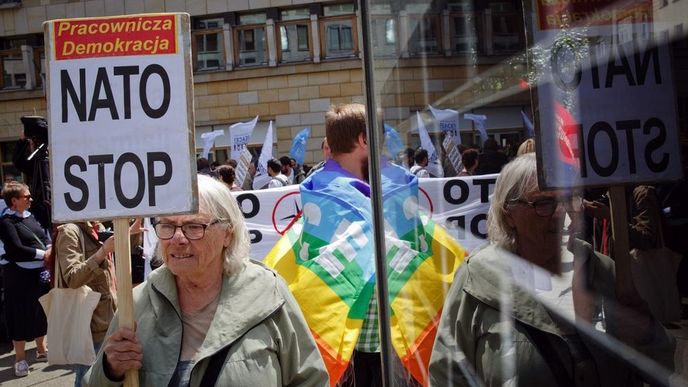 Protest proti NATO ve Varšavě