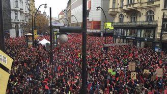 Na protest proti Zemanovi na Národní třídu dorazilo několik tisíc lidí