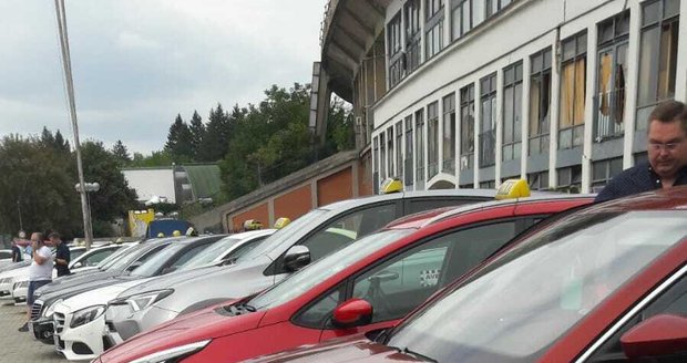 Přibližně stovka řidičů taxi se ve čtvrtek odpoledne sešla u bývalového fotbalového stadionu v brněnských Lužánkách, aby vyjeli na protestní jízdu Brnem.