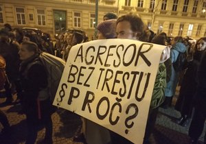 Přibližně 150 osob ve čtvrtek večer na demonstraci před budovou Krajského soudu v Brně protestovalo proti chybnému justičnímu systému, který nedostatečně postihuje sexuální násilí.