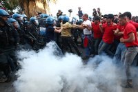 Tisíce lidí na Sicílii protestovaly proti summitu G7. Policie použila slzný plyn