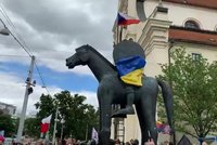 Mela v Brně: Demonstranti opět strhli ukrajinskou vlajku ze sochy Jošta, tři zadržela policie