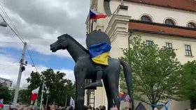 Při nedělním stržení ukrajinské vlajky z jezdecké sochy Jošta v centru Brna zasahovala policie. Třem hlavním aktérům hrozí pokuta.