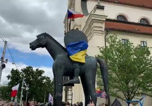 Při nedělním stržení ukrajinské vlajky z jezdecké sochy Jošta v centru Brna zasahovala policie. Třem hlavním aktérům hrozí pokuta.