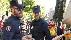 Tři polonahé aktivistky narušily akci španělské ultrapravice.