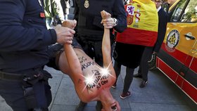 Tři polonahé aktivistky narušily akci španělské ultrapravice.