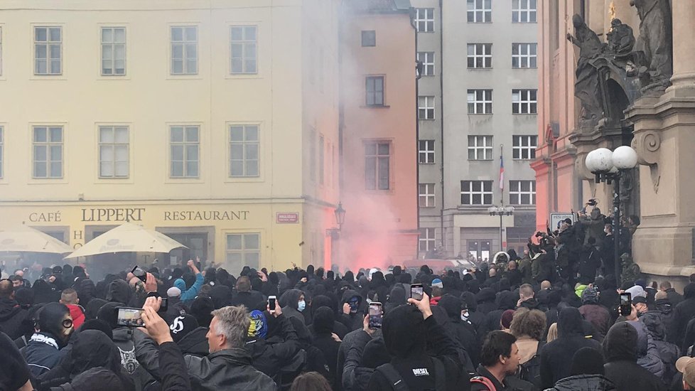 Protest na Staroměstském náměstí se vyostřil. Policie se střetla s demonstranty.