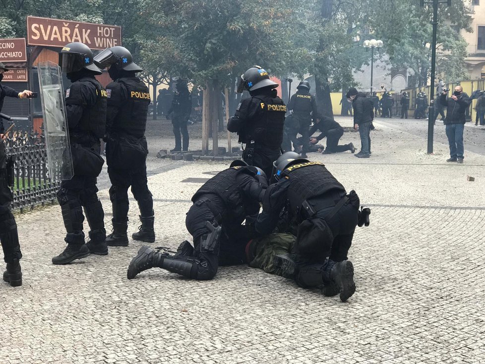 Protest na Staroměstském náměstí se vyostřil. Policie se střetla s demonstranty a několik osob zadržela.