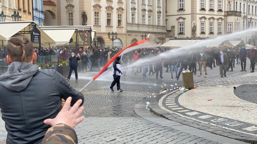 Policie proti demonstrantům na Staroměstském náměstí použila vodní dělo.