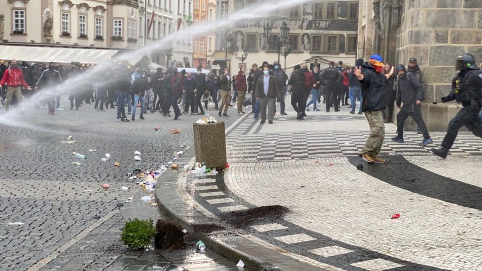 Policie proti demonstrantům na Staroměstském náměstí použila vodní dělo.