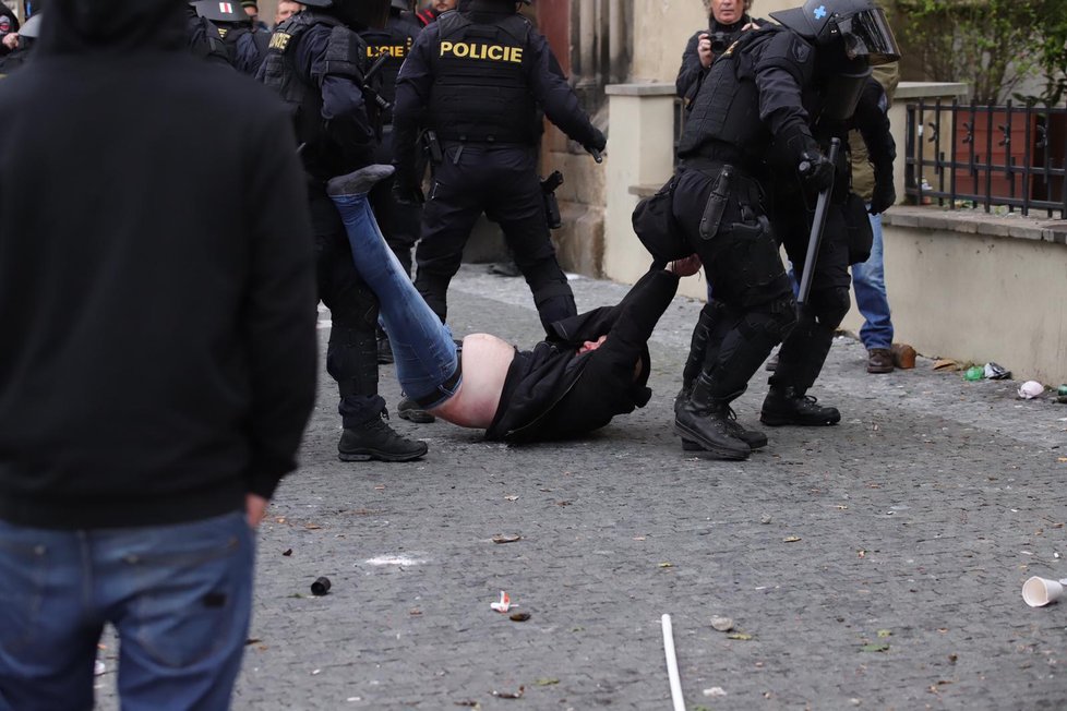Protest na Staroměstském náměstí se vyostřil. Policie se střetla s demonstranty, několik osob zadržela a použila proti nim slzný plyn.