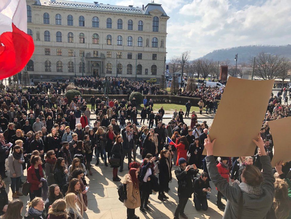 Studenti vysokých a středních škol protestují po celém Česku za ústavní hodnoty