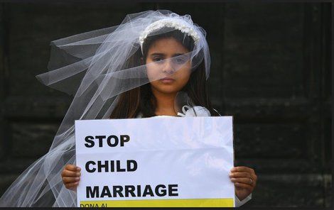 Dívky protestují proti dětským svatbám.