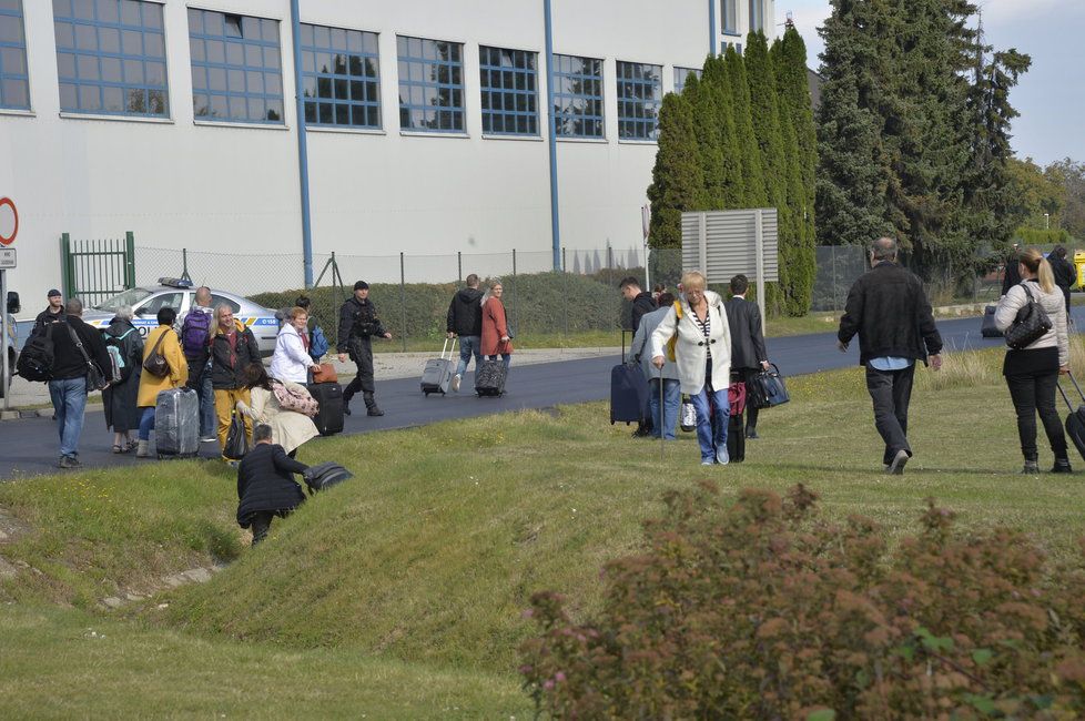 Cestující se vydali po svých, když dlouho čekali v autobusech v Terminálu 3.