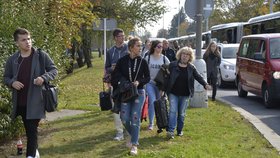 Cestující se vydali po svých, když dlouho čekali v autobusech v Terminále 3.