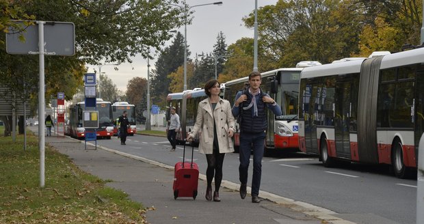 Cestující se vydali po svých, když dlouho čekali v autobusech v Terminále 3.