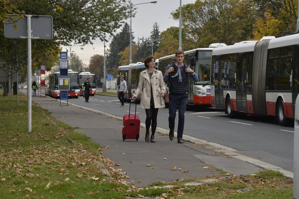 Cestující se vydali po svých, když dlouho čekali v autobusech v Terminále 3.