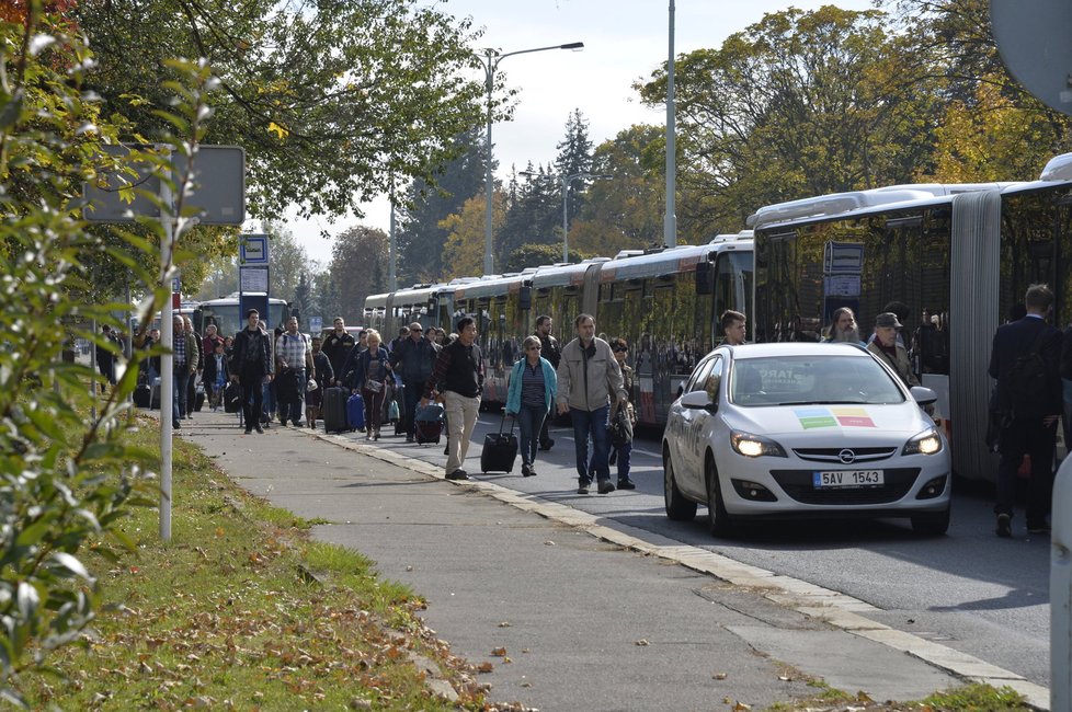 Cestující se vydali po svých, když dlouho čekali v autobusech v Terminále 3.