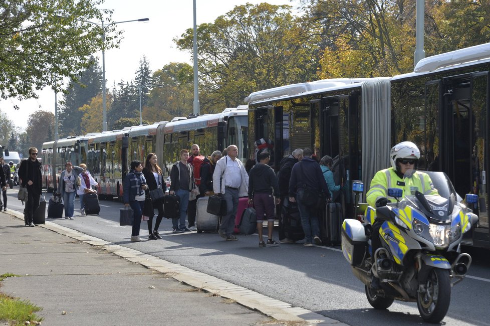 Cestující se vydali po svých, když dlouho čekali v autobusech v Terminálu 3.