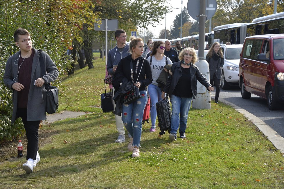 Cestující se vydali po svých, když dlouho čekali v autobusech v Terminále 3.