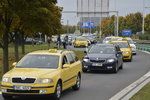 Taxikáři v minulých měsících uspořádali proti alternativním taxislužbám desítky protestů. Požadují, aby dodržovaly stejné podmínky jako oni