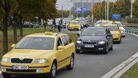 Taxikáři v minulých měsících uspořádali proti alternativním taxislužbám desítky protestů. Požadují, aby dodržovaly stejné podmínky jako oni