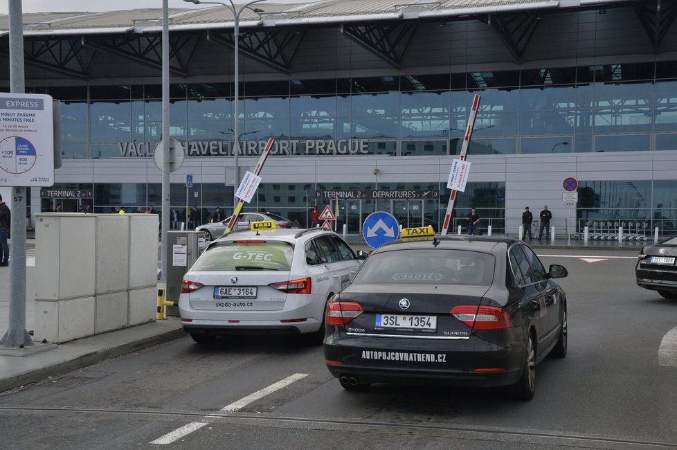 Taxikáři v Praze protestovali proti službám společnosti Uber.