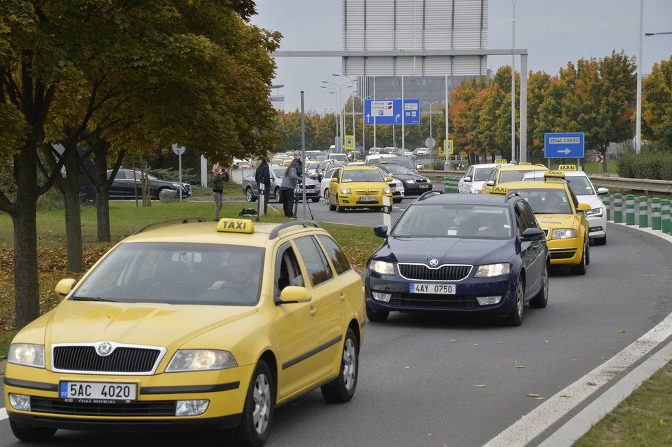 Pražští taxikáři na podzim protestovali proti alternativním taxislužbám.