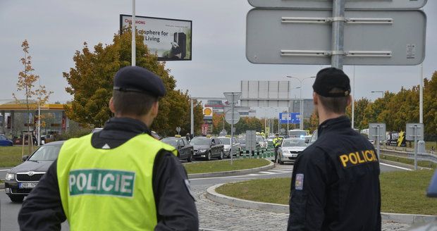 Policisté pátrají po únosci malého dítěte.  (Ilustrační foto)