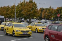 Uberu se na pražském letišti daří: Turisté ho využívají dvakrát častěji než předchozí taxíky