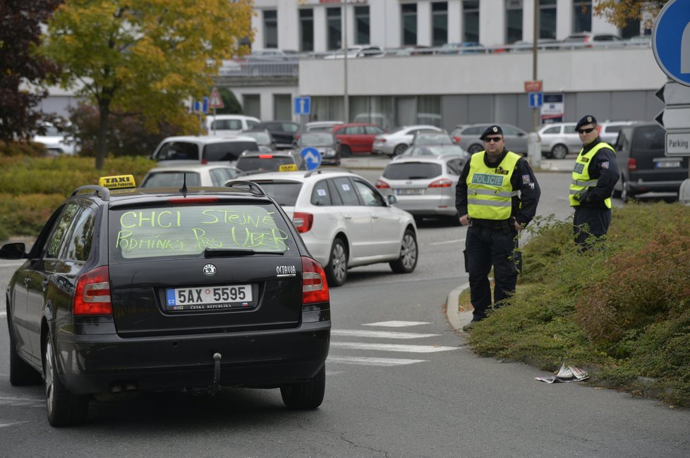 V Praze a Brně v pondělí protestovali taxikáři proti alternativním taxislužbám.