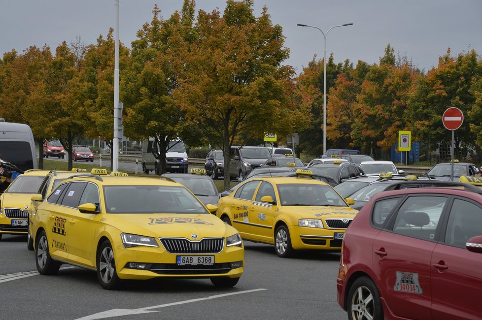 V Praze a Brně v pondělí protestovali taxikáři proti alternativním taxislužbám.