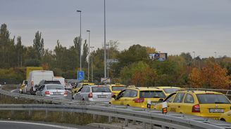 Protesty proti Uberu: Taxikáři blokují cestu na pražské letiště