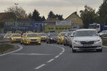 Na protestující taxikáře dohlížely desítky policistů.