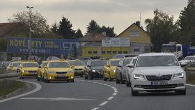 Na protestující taxikáře dohlížely desítky policistů.