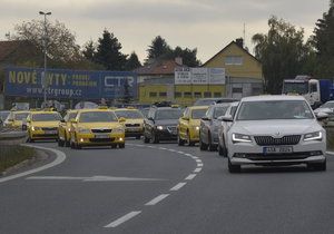 Na protestující taxikáře dohlížely desítky policistů.