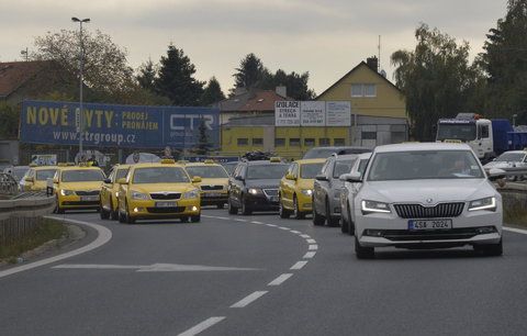 Taxikáři ve středu chystají další protest: Omlouváme se za komplikace, vzkázali lidem