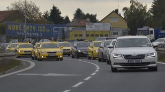 Taxikáři protestovali proti Uberu, blokovali příjezd k letišti. Čekali jsme větší akci, tvrdí policie