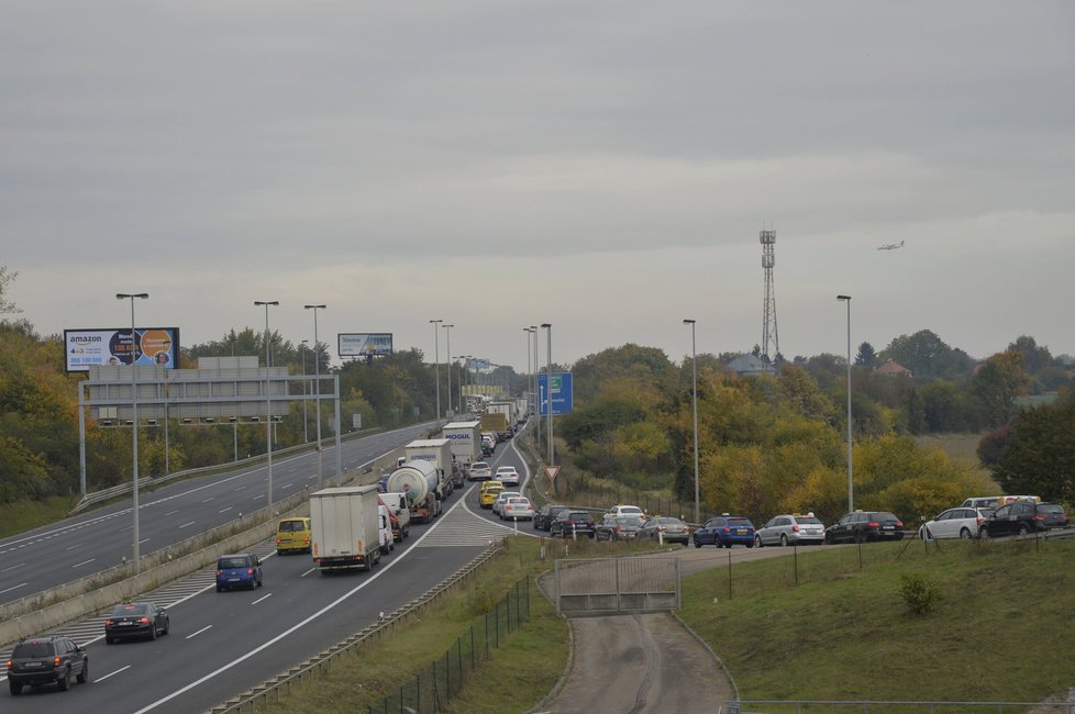 Na protestující taxikáře dohlížely desítky policistů.