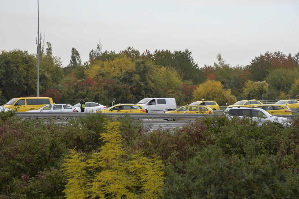 Na protestující taxikáře dohlížely desítky policistů.