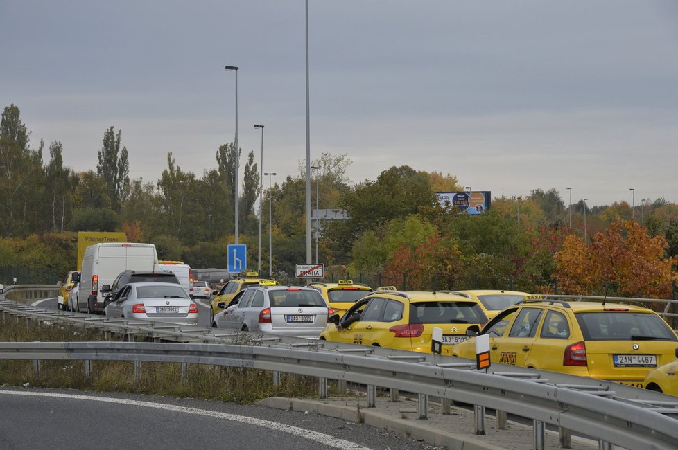 Na protestující taxikáře dohlížely desítky policistů.